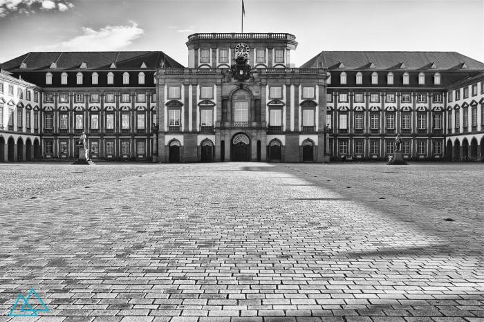 b2ap3_thumbnail_palace_mannheim_ehrenhof.jpg
